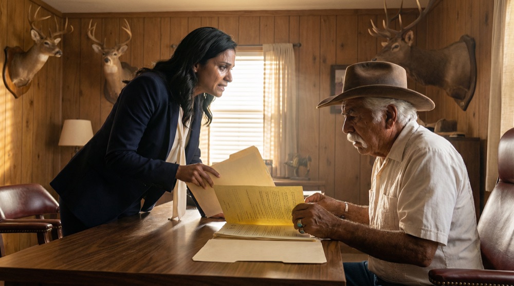 Don Aurelio steht in seinem Ranch-Büro, Valentina ihm gegenüber mit dem Ordner in ihren Händen, ihr Kiefer vor Wut entschlossen, das Gesicht des alten Ranchers wird bleich, als er begreift, was sie in der Hand hält