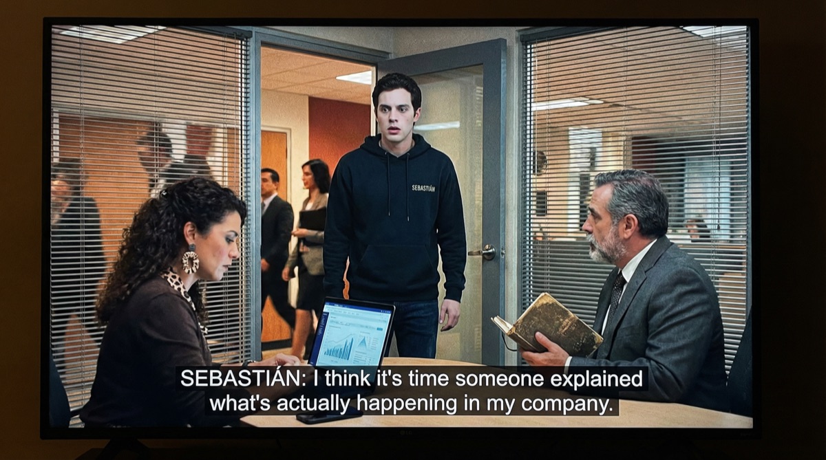 Sebastián steht in der Tür des Innovationslabors, sein Gesicht blass vom Schock. Isabella und Stefan blicken erschrocken zu ihm auf, der Bildschirm mit den Beweisen noch sichtbar hinter ihnen.