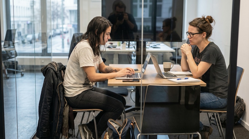 Mariana llegando a un uno a uno usando una camiseta de Sepultura