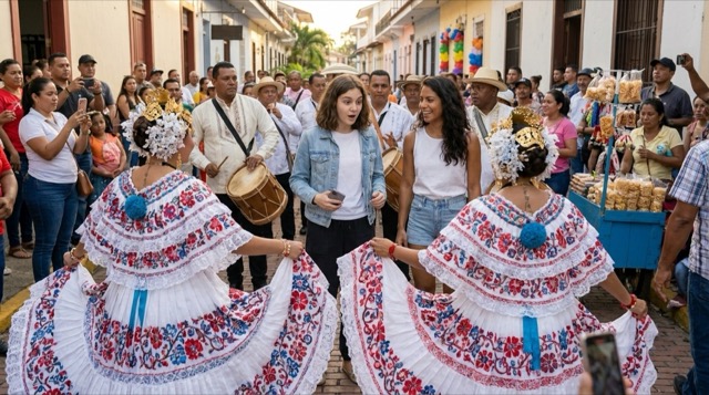 Pollera-Tänzerinnen von Las Tablas — Sophie und Valentina umgeben von bestickten Röcken, Trommlern und Festivalpublikum auf der Straße.