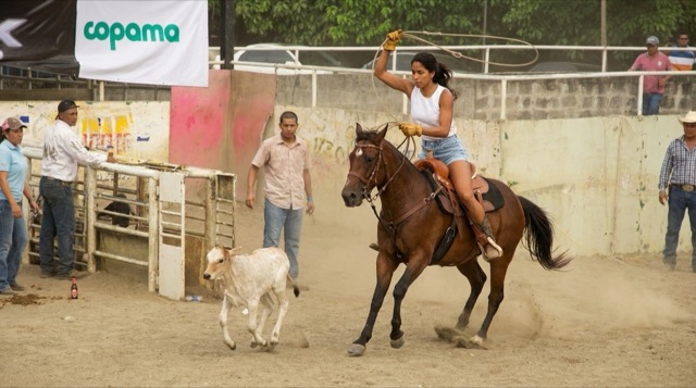 Valentina Sánchez in Panama — ein 16:9-Charakterbild der versierten jungen Reiterin im warmen tropischen Licht.